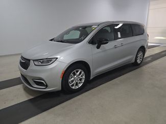 Used 2024 Chrysler Pacifica Touring video 2