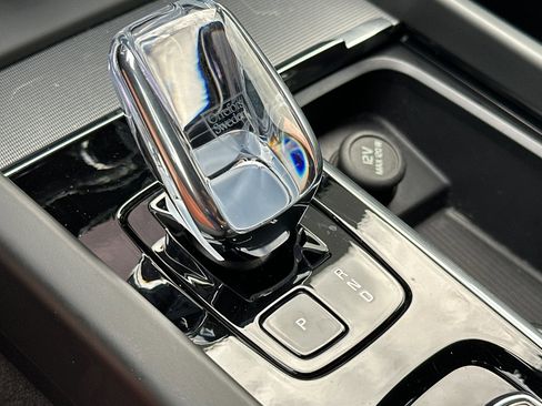 Certified 2024 Volvo XC60 T8 Ultimate w/ Protection Package Premier image 27