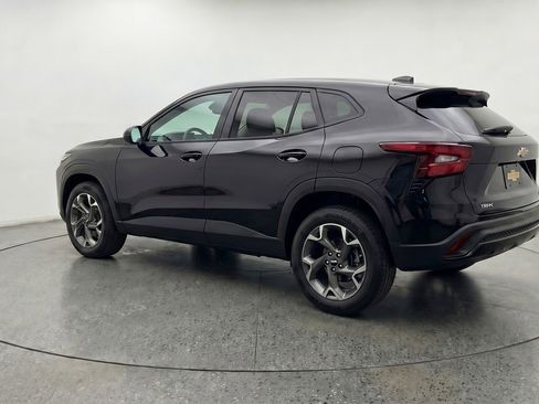 Used 2025 Chevrolet Trax LT w/ LT Convenience Package image 6