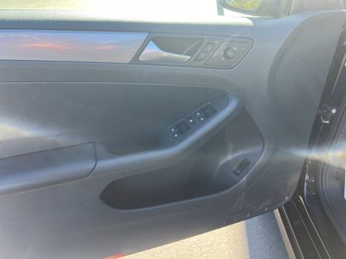 Used 2017 Volkswagen Jetta S image 9