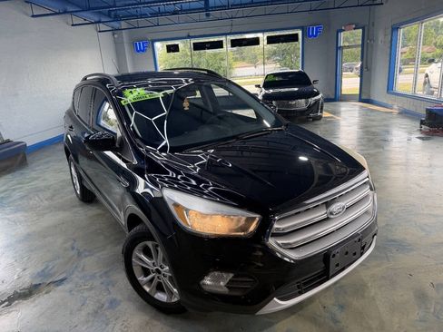 Used 2017 Ford Escape SE FWD image 4