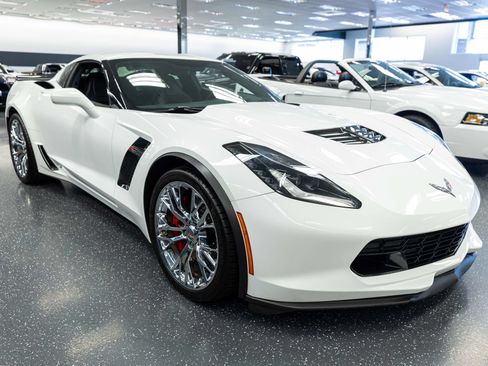 Used 2016 Chevrolet Corvette Z06 w/ Chrome Badge Package RWD image 3