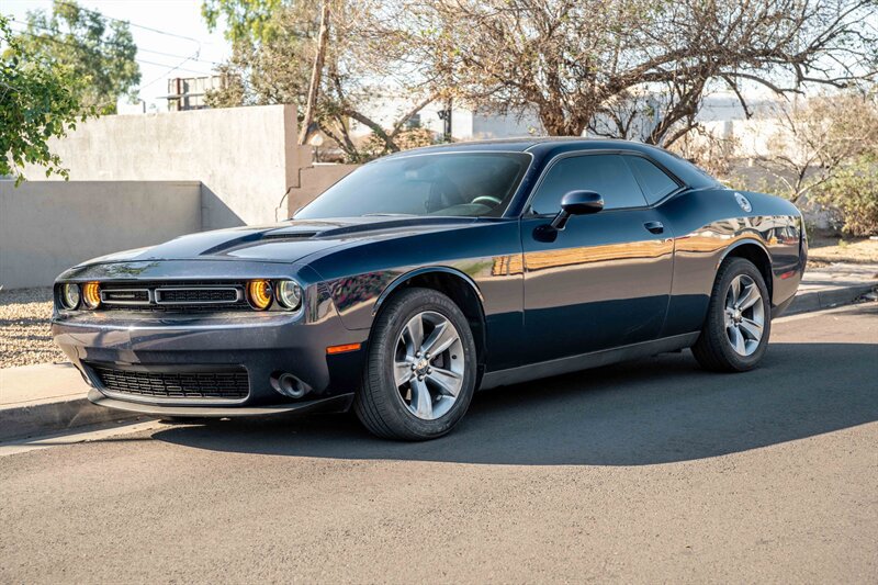 Used 2016 Dodge Challenger SXT RWD image 1
