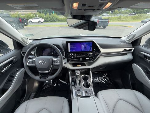 Used 2024 Toyota Highlander Limited AWD/4WD image 23