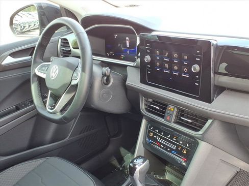 Certified 2025 Volkswagen Taos SE image 13