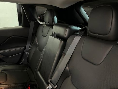 Used 2021 Jeep Cherokee Latitude Lux w/ Comfort/Convenience Group image 21