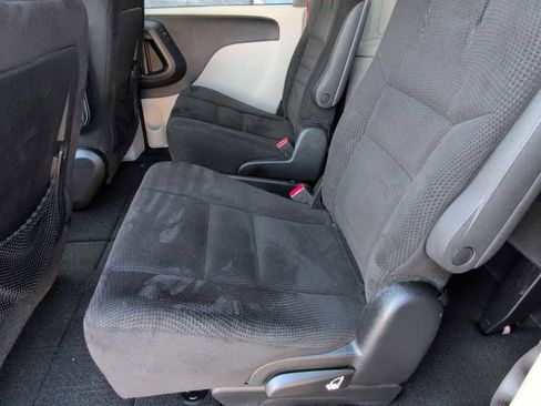 Used 2015 Dodge Grand Caravan SE image 17
