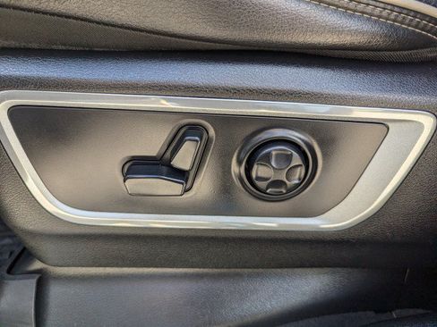 Used 2019 RAM 1500 Laramie AWD/4WD image 12