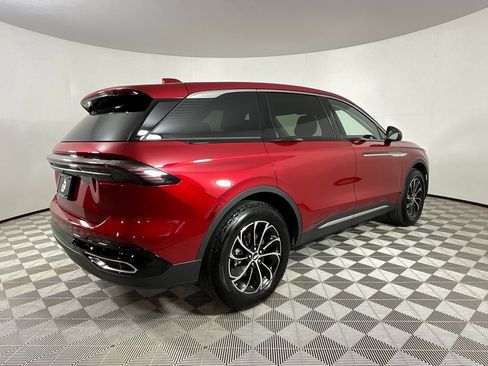 Used 2025 Lincoln Nautilus Premier image 4