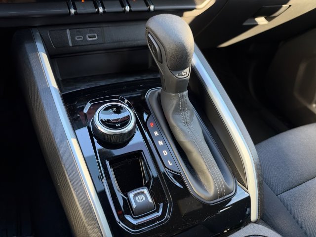 Used 2023 Chevrolet Colorado Trail Boss w/ Technology Package AWD/4WD image 25