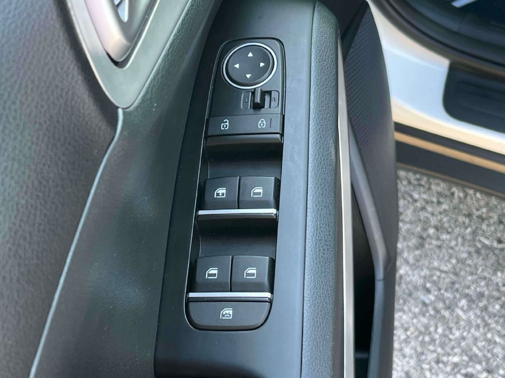 Used 2025 Kia Soul LX w/ LX Technology Package FWD image 14