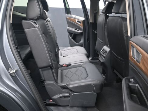 Used 2025 Volkswagen Atlas SE FWD image 26