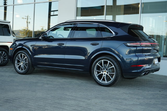 Used 2024 Porsche Cayenne AWD/4WD image 6