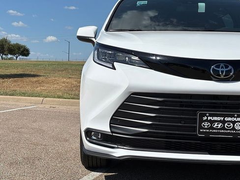 New 2026 Toyota Sienna XLE Woodland Edition AWD/4WD image 4