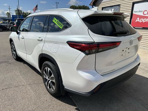 Used 2021 Toyota Highlander XLE AWD/4WD image 7