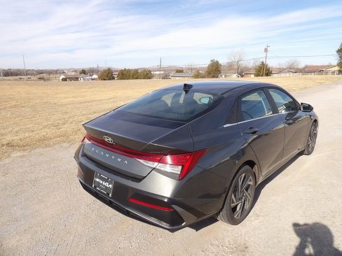 Used 2025 Hyundai Elantra SEL image 6