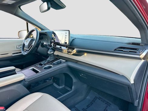 Used 2024 Toyota Sienna XLE image 30