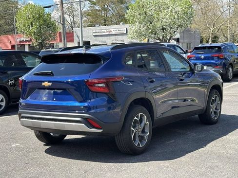Used 2024 Chevrolet Trax LT w/ Driver Confidence Package FWD image 4