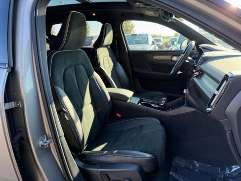 Used 2022 Volvo XC40 T4 R-Design w/ Advanced Package image 10
