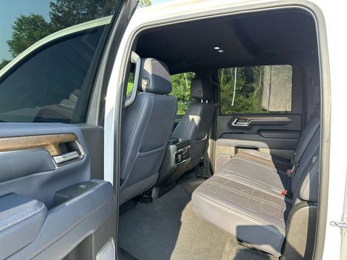 Used 2024 Chevrolet Silverado 2500 High Country w/ High Country Premium Package AWD/4WD image 9