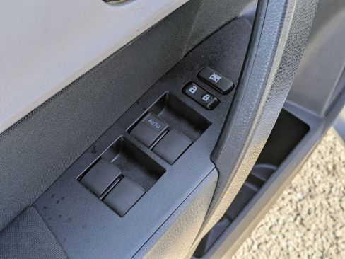 Used 2018 Toyota Corolla LE image 10