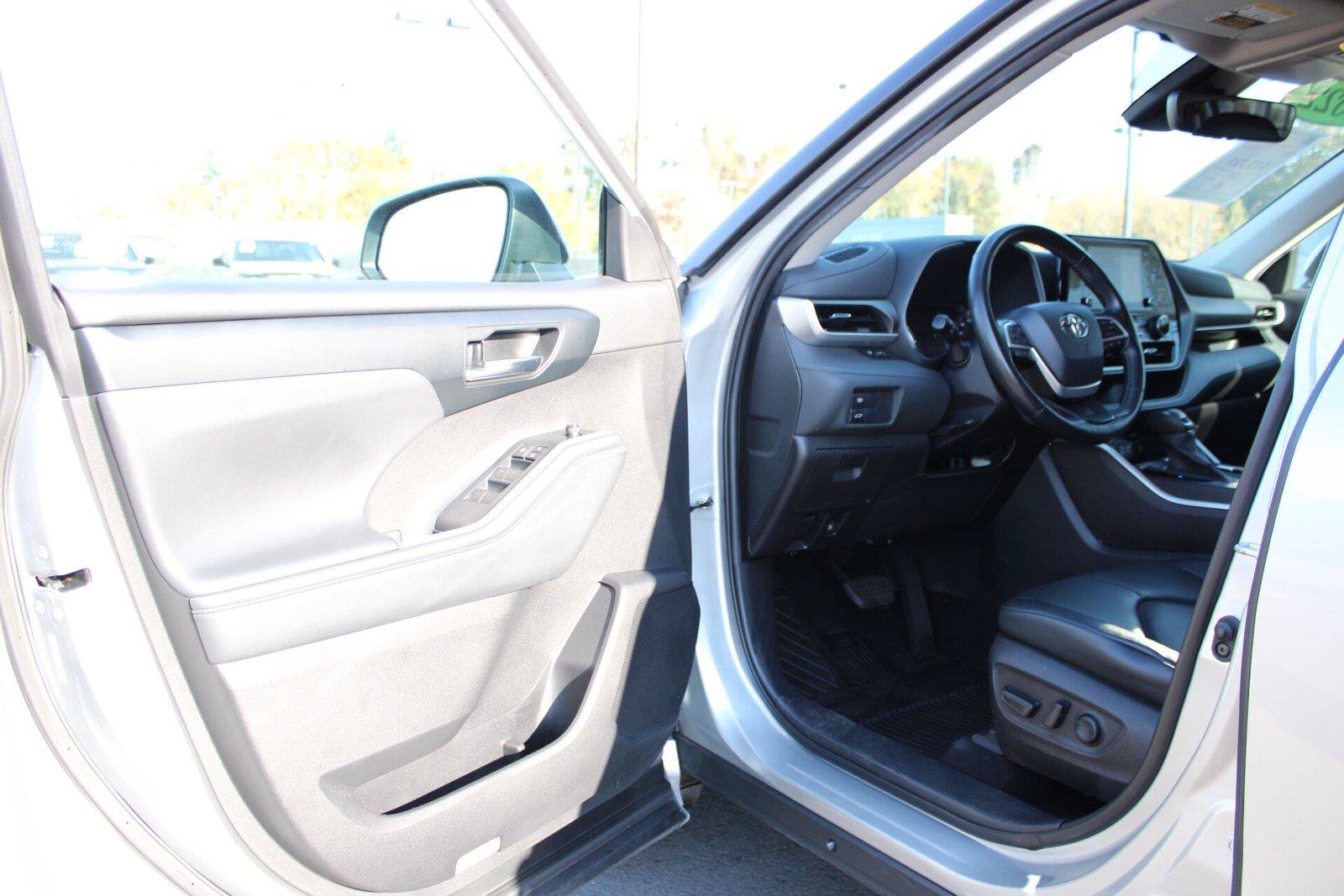 Used 2022 Toyota Highlander XLE AWD/4WD image 22