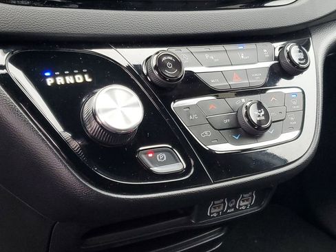 Used 2025 Chrysler Pacifica Select image 21