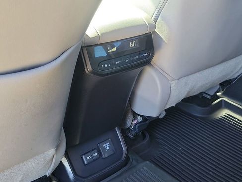 Used 2023 Toyota Highlander Limited image 15