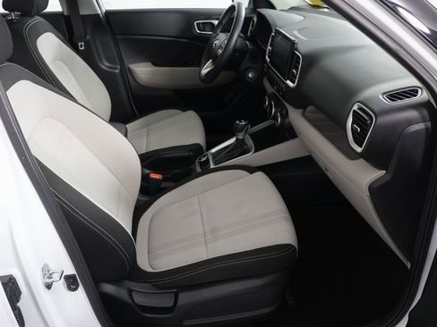 Used 2023 Hyundai Venue SEL image 21