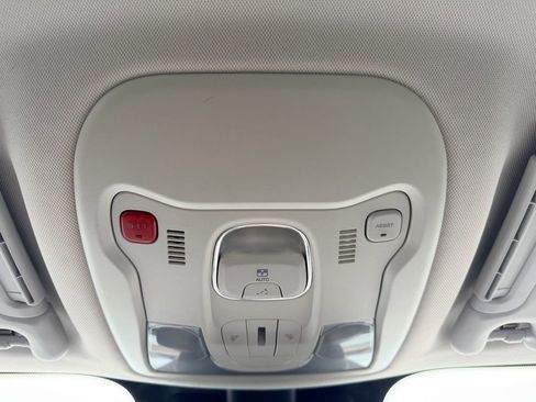 Used 2016 Jeep Renegade Limited image 25