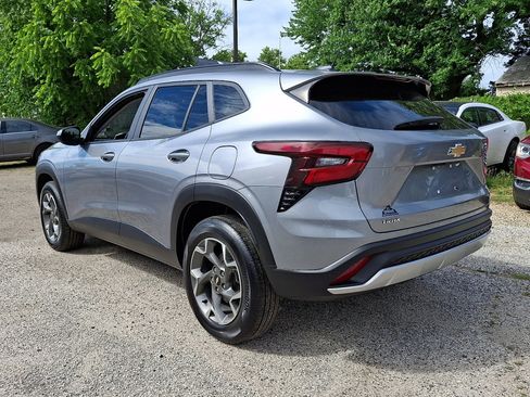 Used 2025 Chevrolet Trax LT FWD image 3