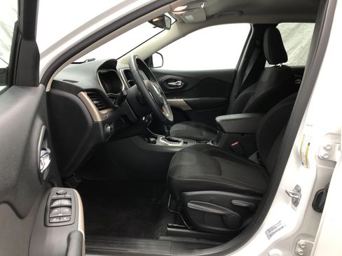 Used 2017 Jeep Cherokee Latitude w/ Cold Weather Group AWD/4WD image 12