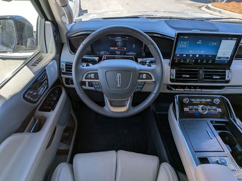 Used 2024 Lincoln Navigator L Reserve image 18
