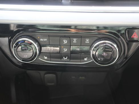 Used 2024 Chevrolet Trax LT w/ LT Convenience Package image 29