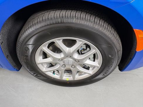 New 2027 Chrysler Pacifica Select FWD image 10