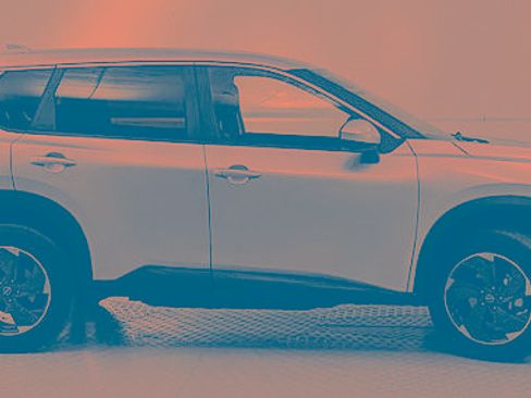 Used 2024 Nissan Rogue SV image 2