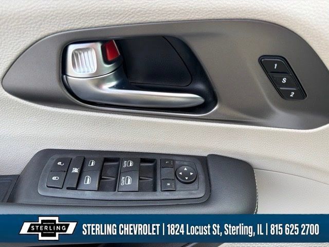Used 2024 Chrysler Pacifica Touring-L FWD image 21
