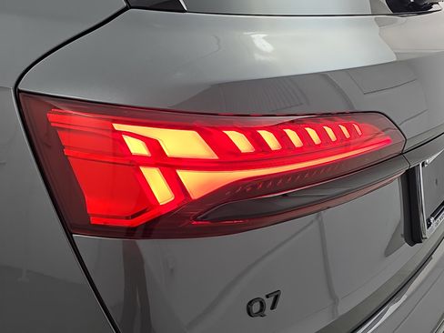 Used 2025 Audi Q7 2.0T Premium w/ Convenience Plus Package AWD/4WD image 37