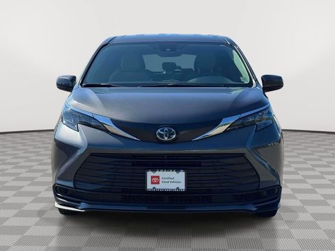 Used 2025 Toyota Sienna LE AWD/4WD image 2