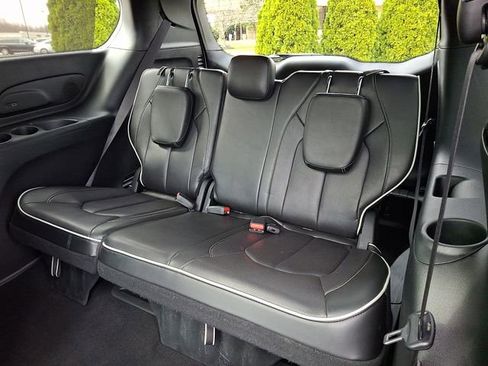 Used 2025 Chrysler Pacifica Limited image 11