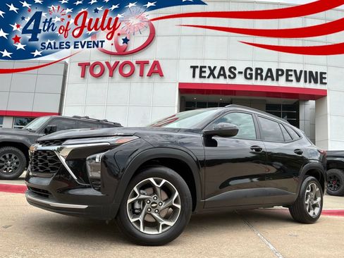 Used 2025 Chevrolet Trax LT FWD image 1