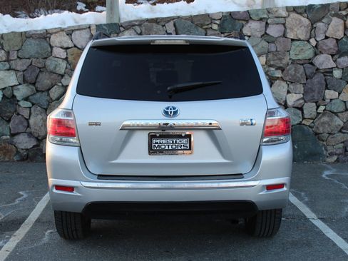 Used 2011 Toyota Highlander Hybrid w/ Cold Weather Pkg image 8