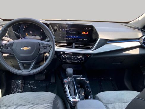 Used 2025 Chevrolet Trax LT FWD image 16
