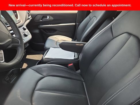 Used 2025 Chrysler Pacifica Select FWD image 12