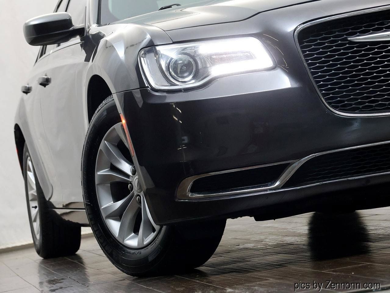Used 2018 Chrysler 300 Touring RWD image 3