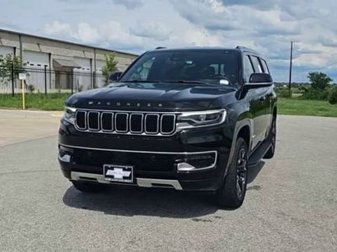 Used 2023 Jeep Wagoneer Series III w/ Preferred Equipment Group image 3