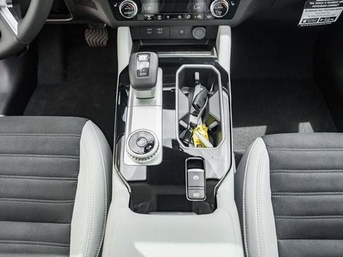 New 2025 Mitsubishi Outlander SE image 29