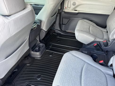 Used 2021 Toyota Sienna LE AWD/4WD image 13