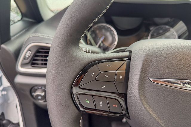 New 2026 Chrysler Pacifica Select FWD image 36