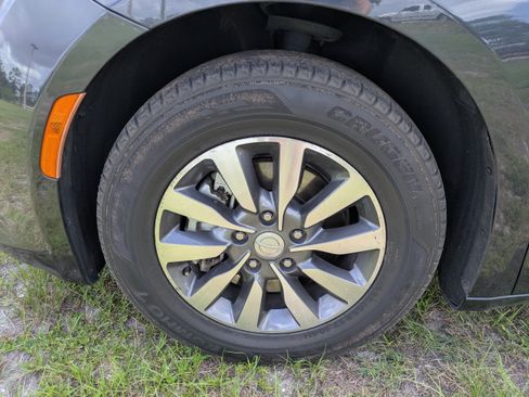 Used 2020 Chrysler Pacifica Limited w/ Advanced Safetytec Group FWD image 12